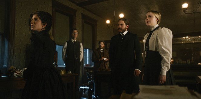 The Alienist - Gilded Cage - Photos - Daniel Brühl, Dakota Fanning