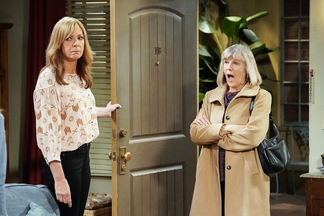 Mom - Silly Frills and a Depressed Garden Gnome - Photos - Allison Janney, Mimi Kennedy