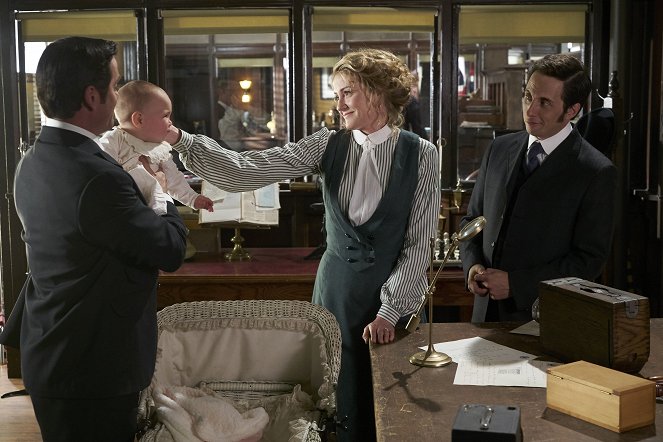 Murdoch Mysteries - The Big Chill - Photos - Helene Joy, Jonny Harris