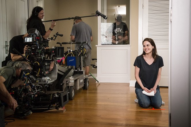 Good Behavior - Season 2 - Letty Raines, in the Mansion, With the Gun - Making of - Michelle Dockery
