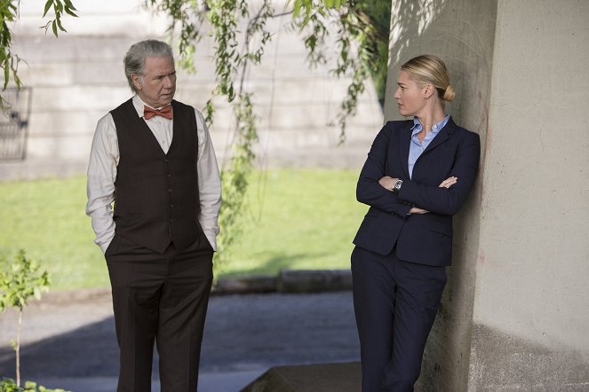 The Librarians - And the Sword in the Stone - Photos - John Larroquette, Rebecca Romijn
