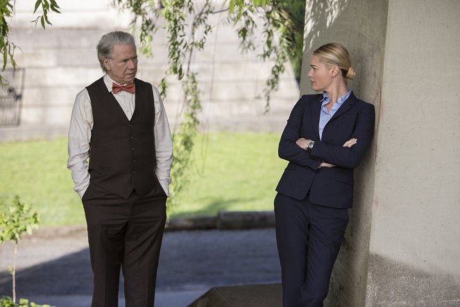 The Librarians - Season 1 - And the Sword in the Stone - Photos - John Larroquette, Rebecca Romijn