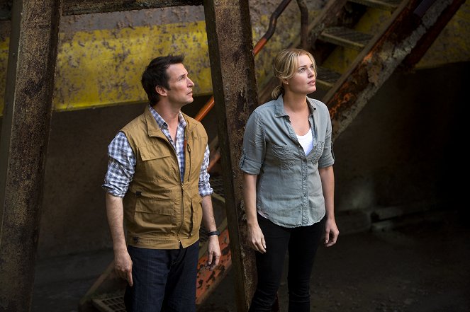 The Librarians - Season 1 - And the Loom of Fate - Photos - Noah Wyle, Rebecca Romijn
