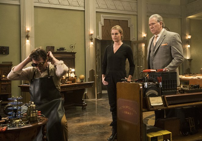 The Librarians - And the Fangs of Death - Photos - Noah Wyle, Rebecca Romijn, John Larroquette