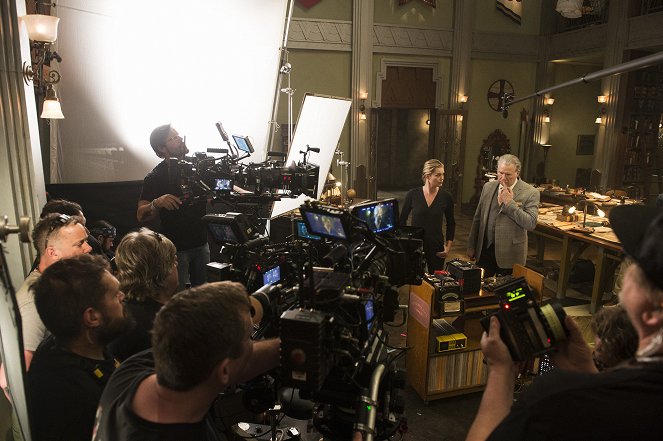 The Librarians - And the Fangs of Death - Making of - Rebecca Romijn, John Larroquette