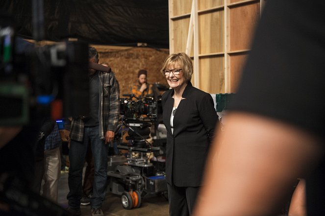 The Librarians - And the Fangs of Death - Del rodaje - Jane Curtin