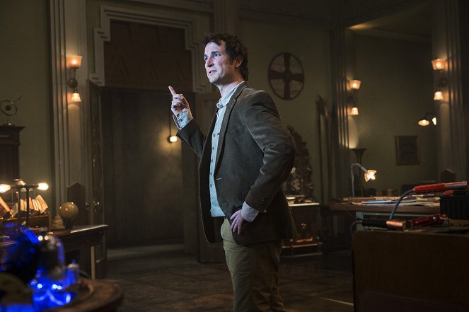 The Librarians - And the Fangs of Death - Photos - Noah Wyle