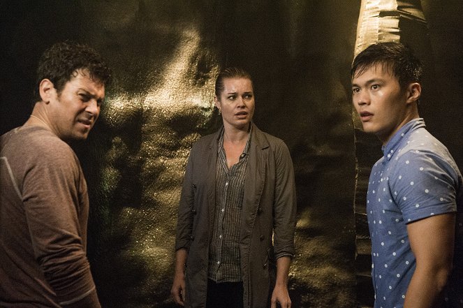 The Librarians - And the Self-Fulfilling Prophecy - Photos - Rebecca Romijn, John Harlan Kim