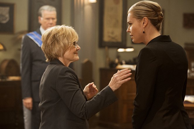 The Librarians - And the Fatal Separation - Photos - Jane Curtin, Rebecca Romijn