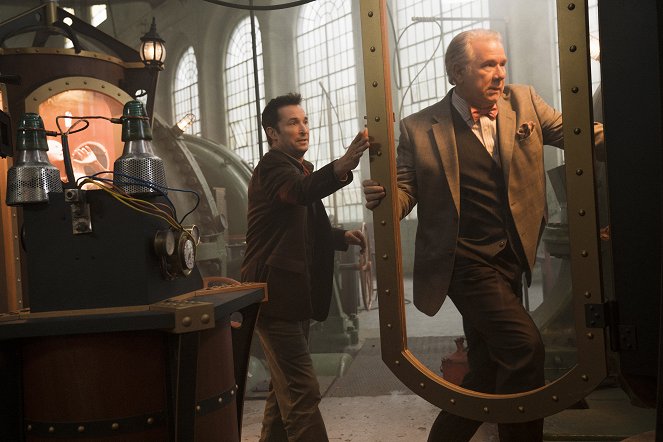 The Librarians - And the Bleeding Crown - Photos - Noah Wyle, John Larroquette