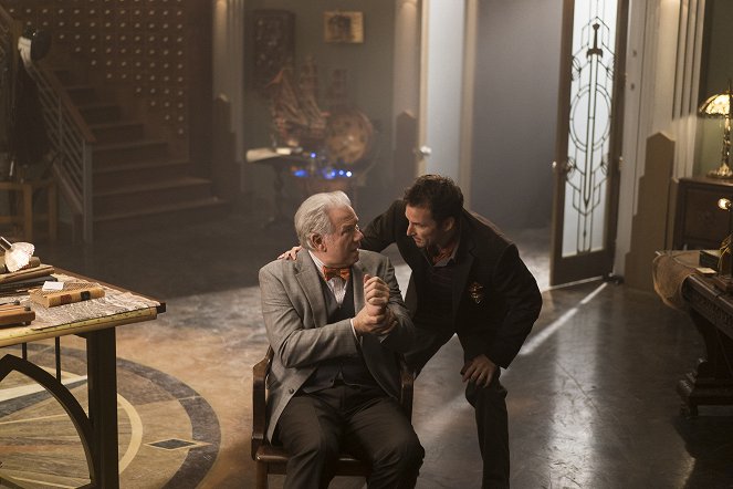 The Librarians - And the Bleeding Crown - Photos - John Larroquette, Noah Wyle