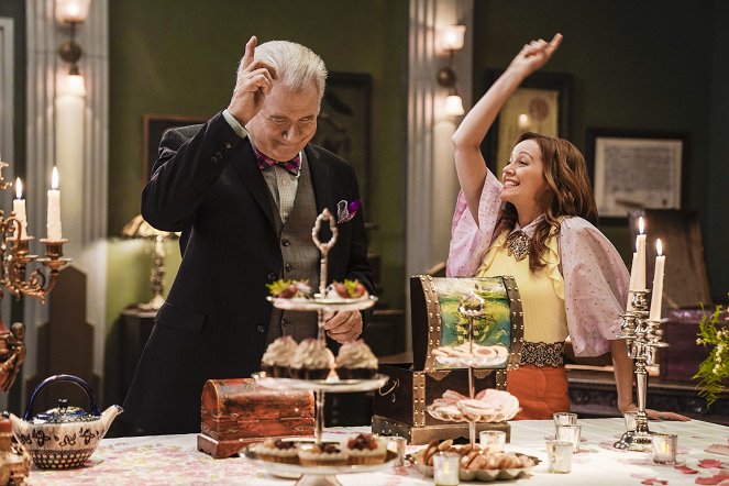 The Librarians - Season 4 - And a Town Called Feud - Photos - John Larroquette, Lindy Booth