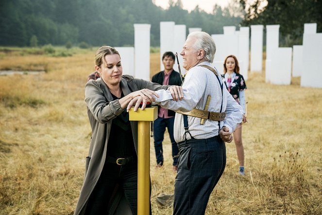 The Librarians - And the Trial of the One - Van film - Rebecca Romijn, John Larroquette