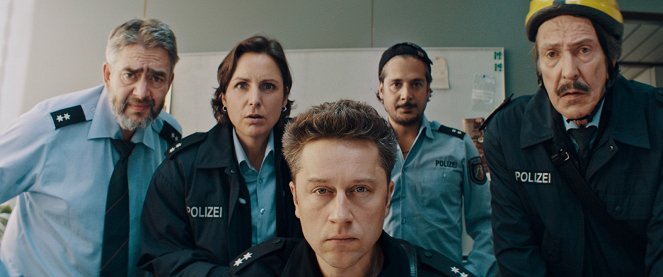 Faking Bullshit - Krimineller als die Polizei erlaubt! - Van film - Sanne Schnapp, Adrian Topol, Erkan Acar