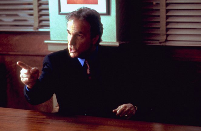 Law & Order: Special Victims Unit - Season 3 - Greed - Photos - Henry Winkler