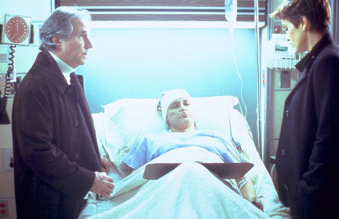 Law & Order: Special Victims Unit - Season 3 - Greed - Photos - Henry Winkler, Mary Beth Hurt, Mariska Hargitay