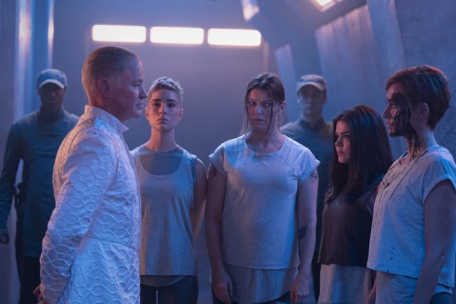 Prvých 100 - The Queen's Gambit - Z filmu - Neal McDonough, Shelby Flannery, Ivana Milicevic, Marie Avgeropoulos, Tasya Teles