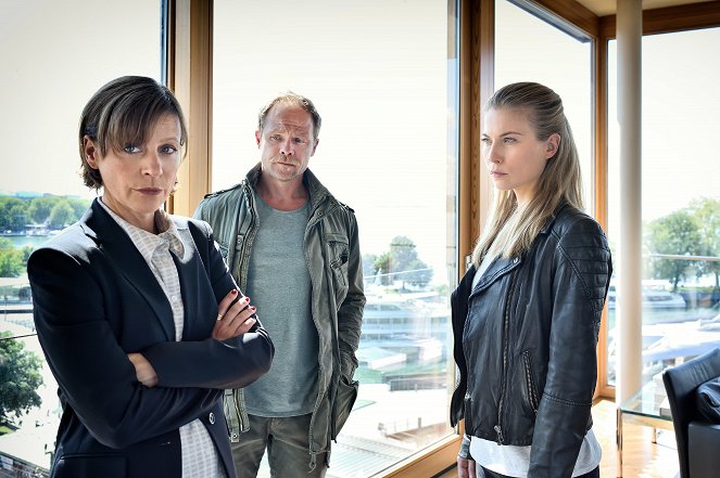 Die Toten vom Bodensee - Der Blutritt - De la película - Jule Ronstedt, Matthias Koeberlin, Nora von Waldstätten