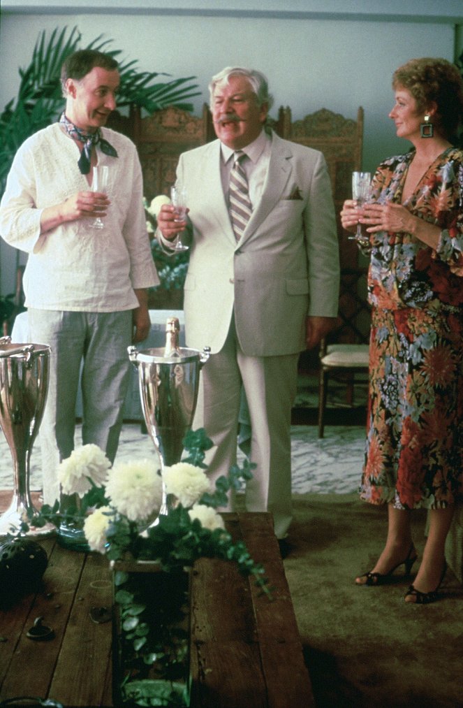 Agatha Christie: Tödliche Parties - Filmfotos - Jonathan Cecil, Peter Ustinov, Diana Muldaur