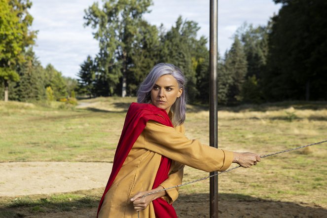 Future Man - Season 3 - Time Rogues III: Escape From Forever - Photos - Eliza Coupe