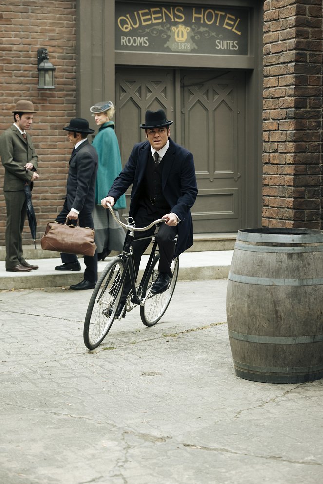 Murdoch Mysteries - Colour Blinded - Photos - Yannick Bisson