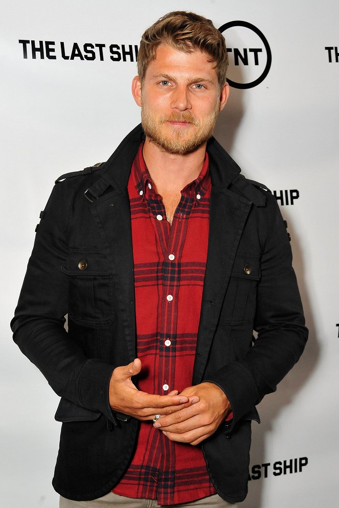 Ostatni okręt - Season 2 - Z imprez - TNT's 'The Last Ship' USO screening at Reading Cinemas Gaslamp 15 on June 15, 2015 in San Diego, California