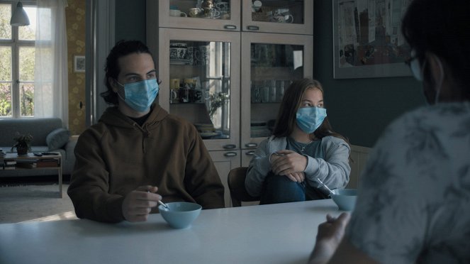 W domu (Finlandia) - Keväthetki - Z filmu - Amos Brotherus, Eedit Patrakka