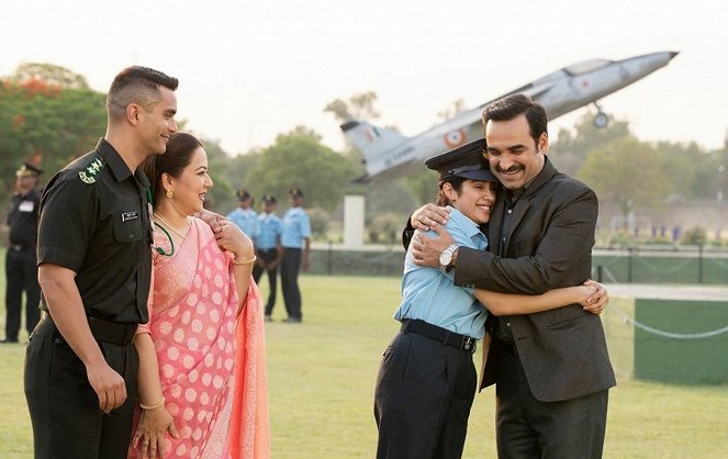 Vojenská pilotka - Z filmu - Angad Bedi, Ayesha Raza, Janhvi Kapoor, Pankaj Tripathi