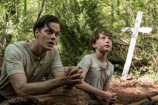 Mindig az ördöggel - Filmfotók - Bill Skarsgård, Banks Repeta