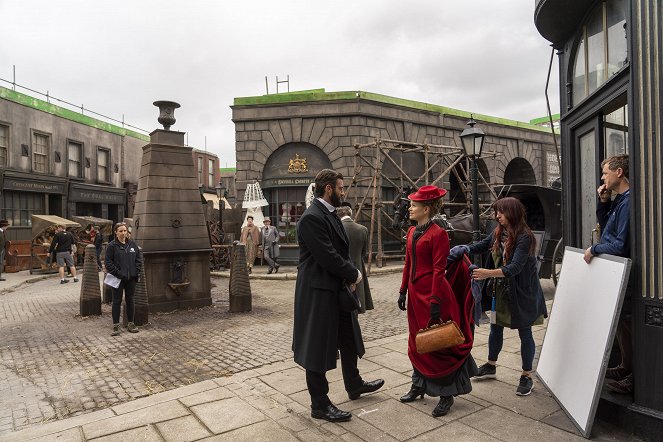 Miss Scarlet and the Duke - The Woman in Red - De filmagens - Stuart Martin, Kate Phillips