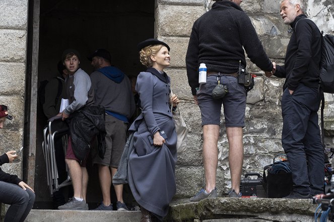 Miss Scarlet and the Duke - The Woman in Red - De filmagens - Kate Phillips
