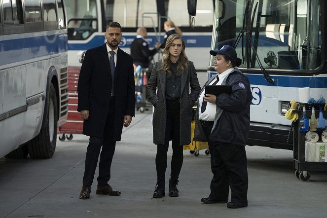 Manifest - Season 2 - Unaccompanied Minors - Photos - J.R. Ramirez, Melissa Roxburgh