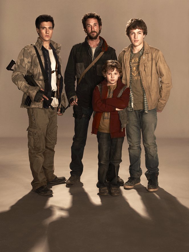 Falling Skies - Season 1 - Werbefoto - Drew Roy, Noah Wyle, Maxim Knight, Connor Jessup