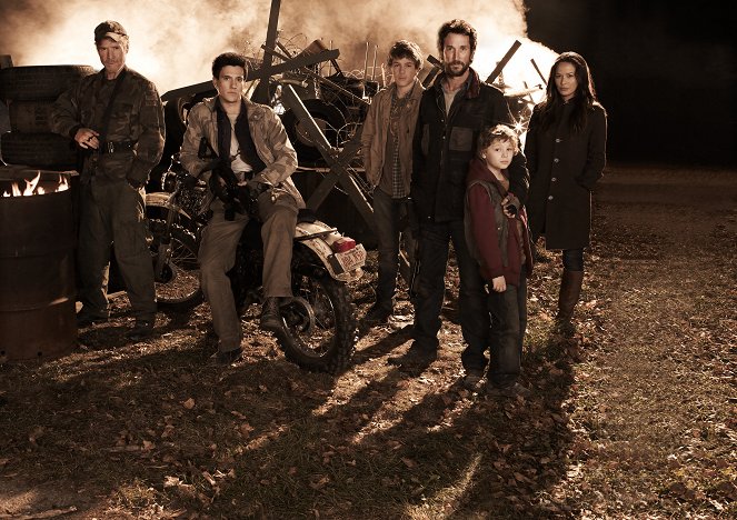 Falling Skies - Série 1 - Promo - Will Patton, Drew Roy, Connor Jessup, Noah Wyle, Maxim Knight, Moon Bloodgood