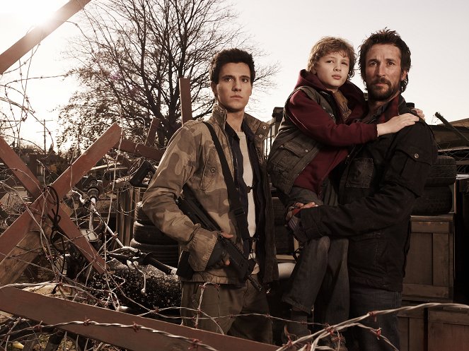 Falling Skies - Season 1 - Promokuvat - Drew Roy, Maxim Knight, Noah Wyle