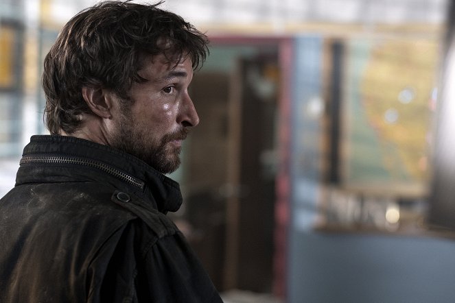Falling Skies - The Armory - Photos - Noah Wyle