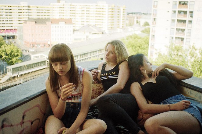 Leto v Kreuzbergu - Z filmu - Lena Urzendowsky, Lena Klenke, Elina Vildanova