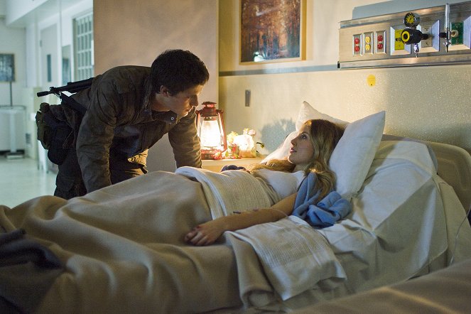 Falling Skies - Love and Other Acts of Courage - Photos - Drew Roy, Sarah Carter