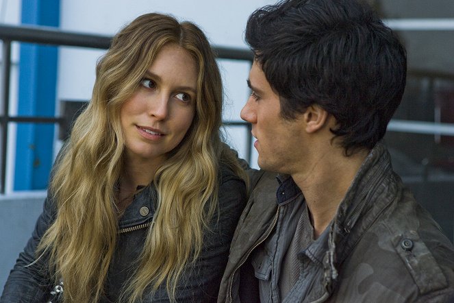 Falling Skies - Love and Other Acts of Courage - Photos - Sarah Carter, Drew Roy