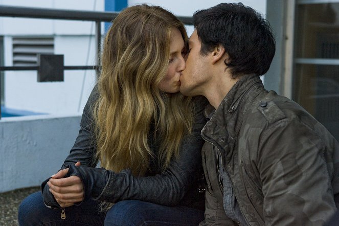 Falling Skies - Love and Other Acts of Courage - Van film - Sarah Carter, Drew Roy
