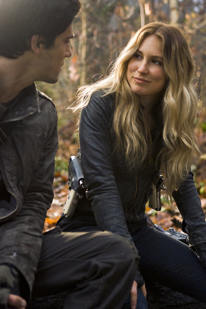 Falling Skies - Love and Other Acts of Courage - Van film - Sarah Carter