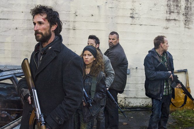 Falling Skies - Love and Other Acts of Courage - Van film - Noah Wyle