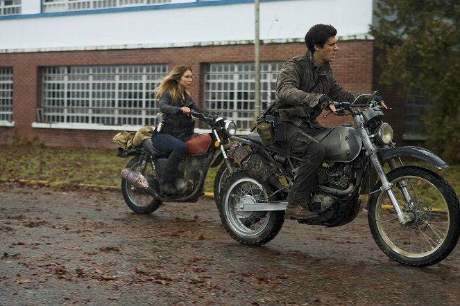 Falling Skies - Série 2 - Love and Other Acts of Courage - Z filmu - Sarah Carter, Drew Roy