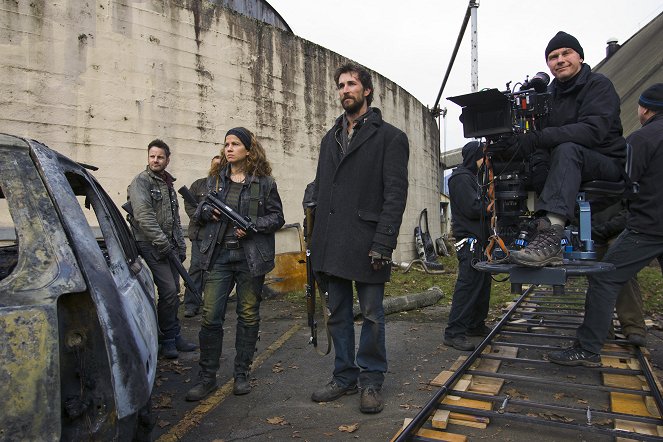 Falling Skies - Love and Other Acts of Courage - Van de set - Ryan Robbins, Camille Sullivan, Noah Wyle