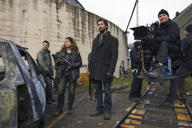 Falling Skies - Love and Other Acts of Courage - Kuvat kuvauksista - Ryan Robbins, Camille Sullivan, Noah Wyle