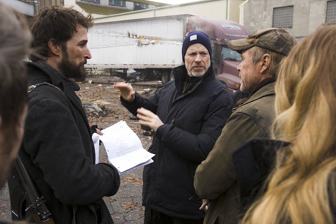 Falling Skies - Love and Other Acts of Courage - Van de set - Noah Wyle, Will Patton