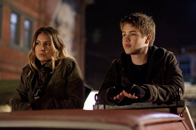 Wrogie niebo - Young Bloods - Z filmu - Sarah Carter, Connor Jessup