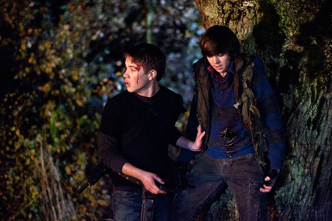 Falling Skies - Compass - Z filmu - Connor Jessup, Dylan Authors