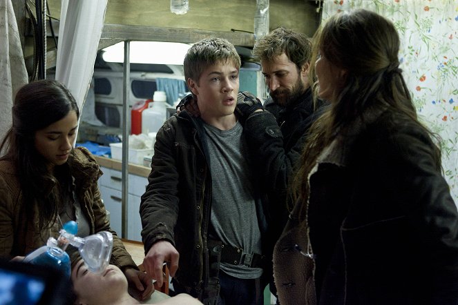 Falling Skies - Compass - Photos - Seychelle Gabriel, Connor Jessup, Noah Wyle