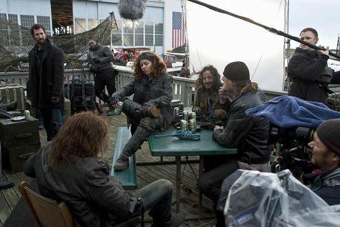 Falling Skies - Compass - Making of - Noah Wyle, Camille Sullivan